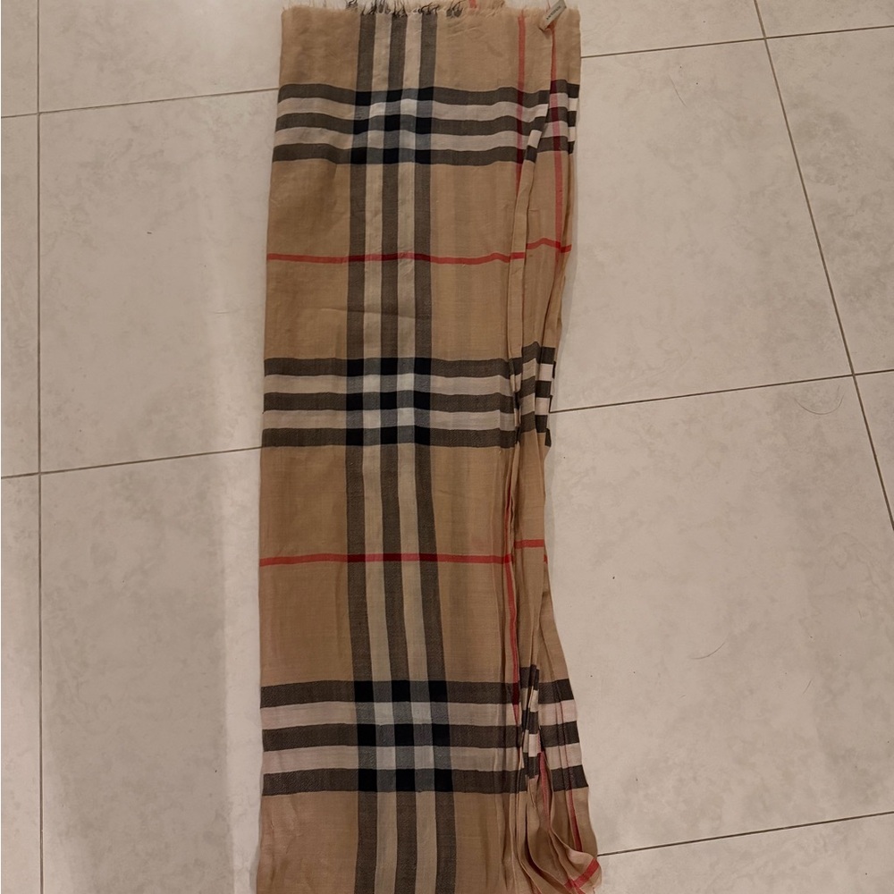 Classic Burberry wide check silk wool scarf - Picture 2 of 13